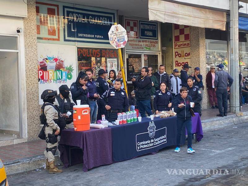 $!Elementos municipales se acercaron a usuarios en fila para realizar una jornada de proximidad social.