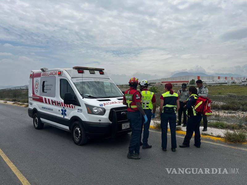 $!Personal de Bomberos y Policía Municipal realizó una inspección preventiva en la zona para descartar riesgos adicionales y verificar las condiciones en las que ocurrió el accidente.