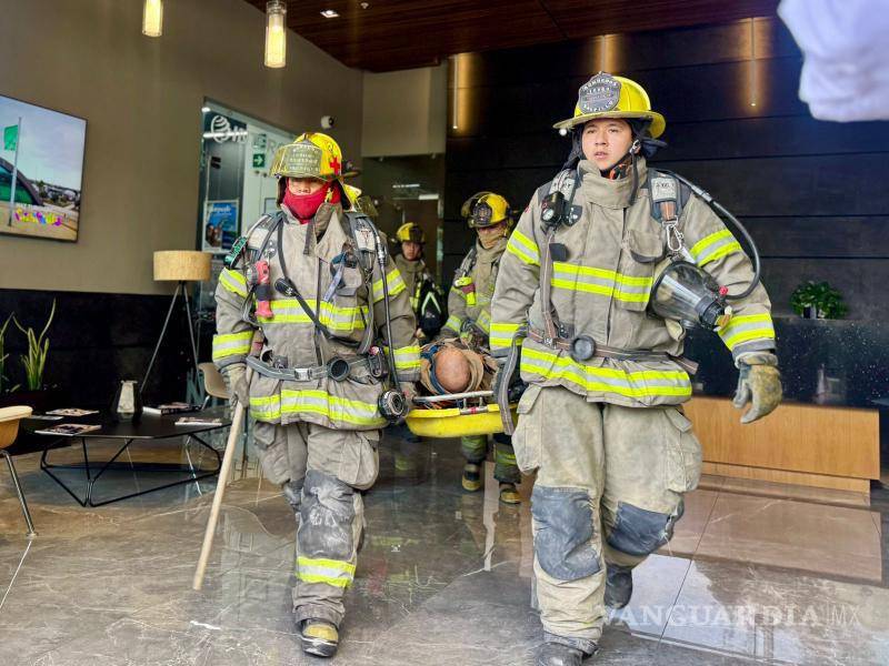 $!El edificio Edén 1, ubicado en Parque Centro, llevó a cabo un simulacro de evacuación masiva.