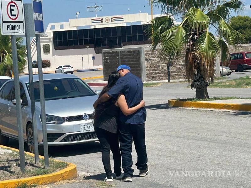 $!Hilda “N”, abrazada por su pareja, tendrá hasta cuatro meses para comprobar su inocencia.