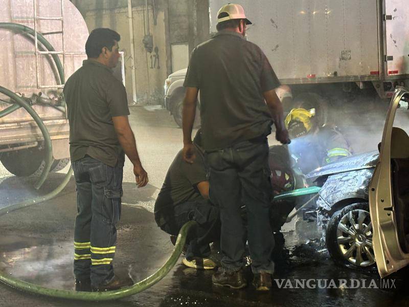 $!Un trabajador municipal utilizo un camión cisterna para apagar el fuego que consumía el automóvil.