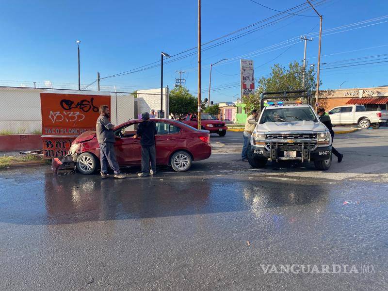 $!Las autoridades realizaron el peritaje para determinar la responsabilidad de los conductores involucrados.