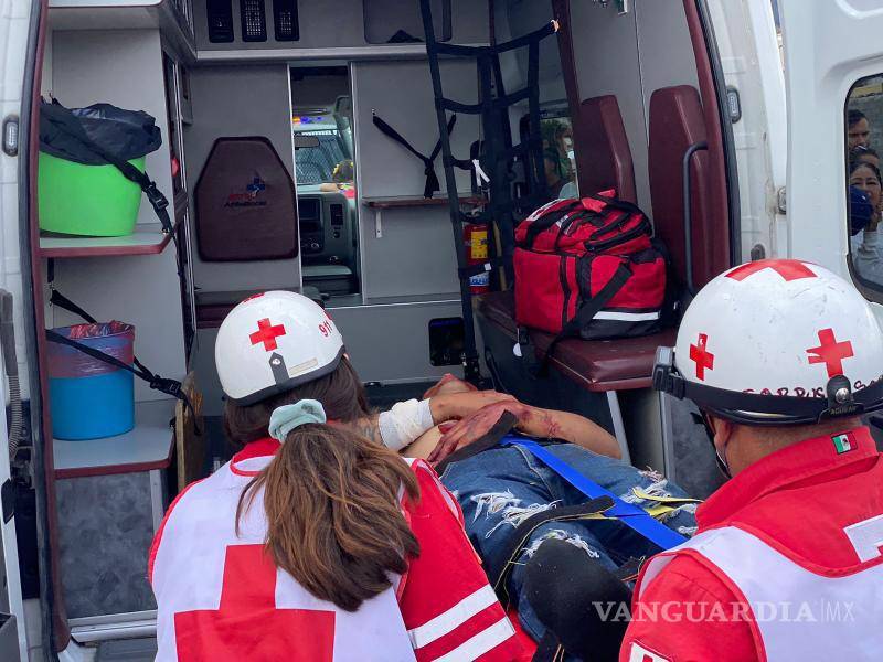 $!Personal de la Cruz Roja atendió al detenido, quien aparenta entre 25 y 30 años, y lo trasladó de urgencia al Hospital General de Saltillo.