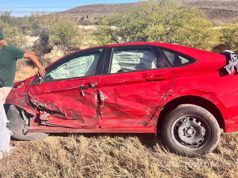 $!El automóvil Volkswagen Jetta presentó daños de consideración tras el choque frontal.