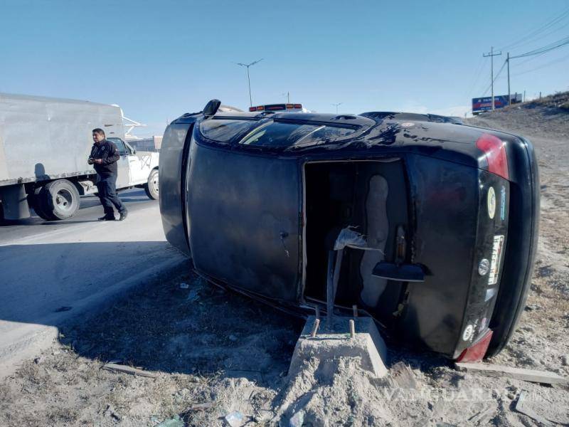 $!La mujer efectuó una voltereta y quedó volcada sobre su lado izquierdo.