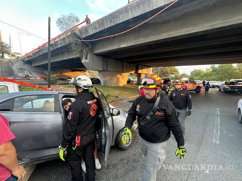 $!Auto cae del puente hacia carriles exprés de la avenida Constitución, en Monterrey