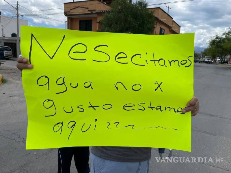 $!Vecinos permanecieron bajo el sol y con pancartas durante la protesta por la falta de agua.