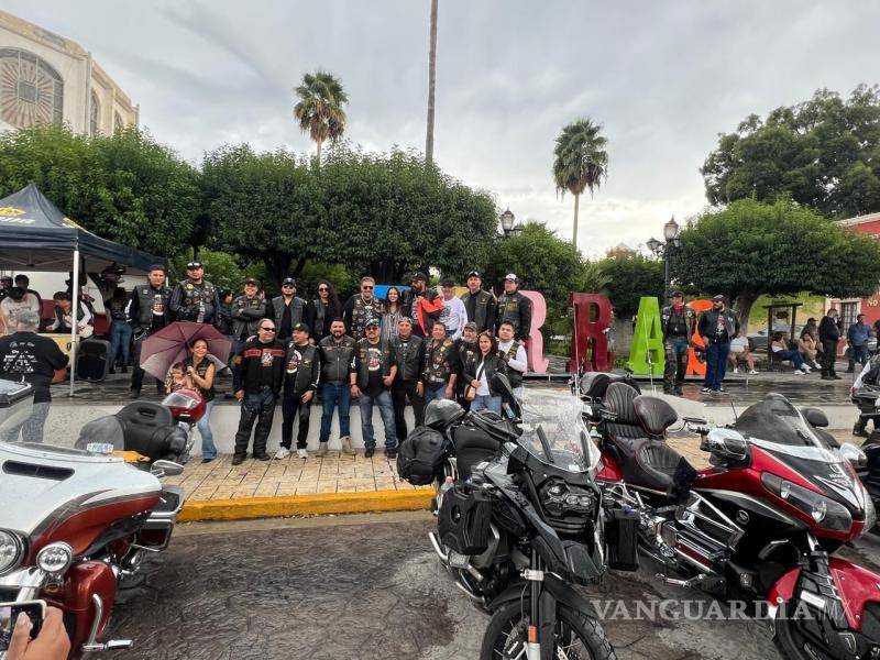 $!En Parras de la Fuente, los bikers fueron recibidos con un almuerzo y un tiempo de pausa en la Plaza del Reloj, disfrutando del Pueblo Mágico.