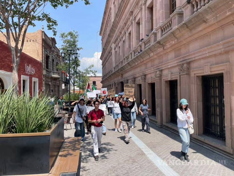 $!El contingente partió del Tecnológico de Saltillo y concluyó su recorrido con un mitin en la Plaza de Armas.