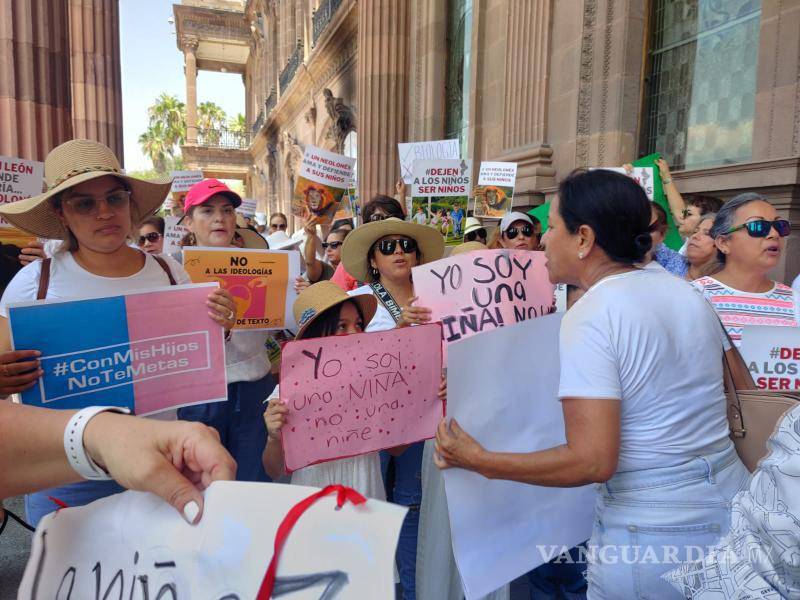 $!A la protesta pacífica acudieron padres de familia, maestros y hasta menores de edad que están en contra del contenido de los nuevos libros de texto para el ciclo escolar 2023-2024