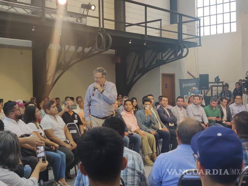 $!El ex canciller Marcelo Ebrard se reunió con jóvenes en el evento denominado “Pregúntale a Marcelo” realizado en Monterrey.