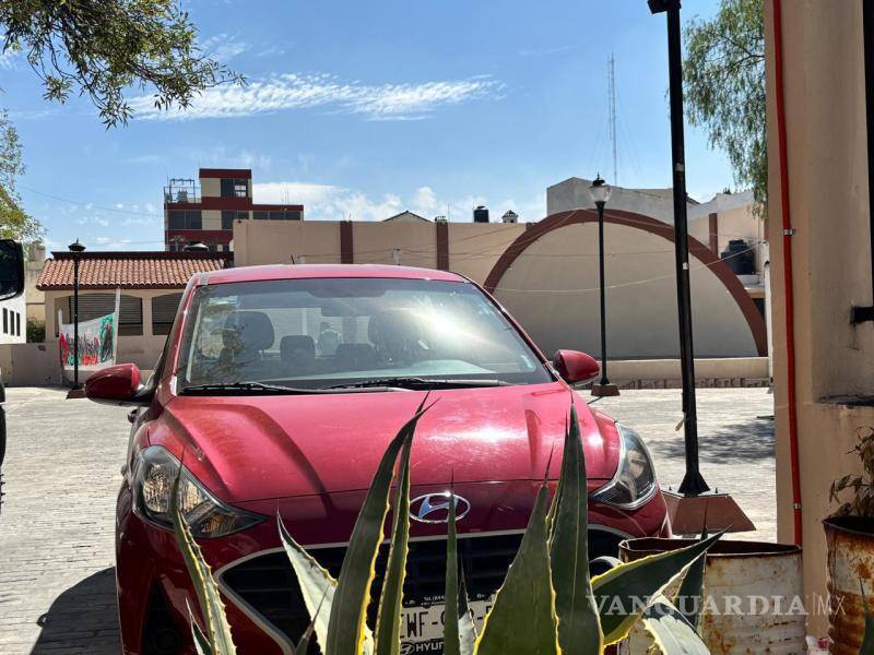 $!Parte de la explanada del recinto fue habilitada como estacionamiento para funcionarios, con lo cual se evita el pago del sistema Parkum instalado en la zona centro.