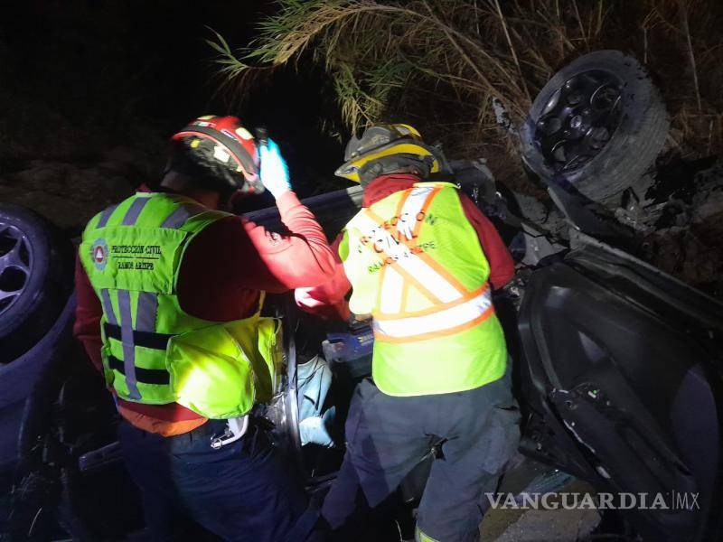 $!Elementos de Protección Civil y Bomberos utilizaron equipo hidráulico para rescatar al joven, quien quedó atrapado dentro del automóvil.