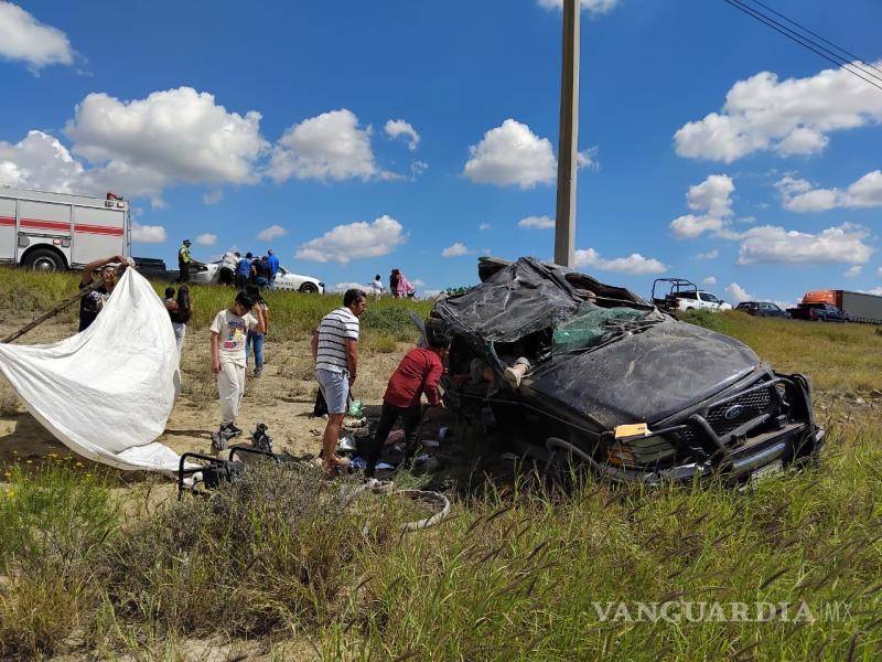 $!Varios adultos quedaron atrapados en el interior de la camioneta.