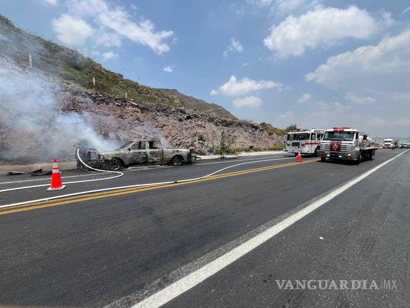 $!Elementos del cuerpo de bomberos de Ramos Arizpe trabajaron para sofocar las llamas que consumieron la camioneta.