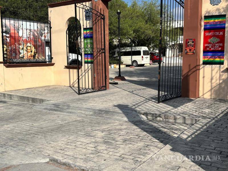 $!El recinto, que anteriormente servía para actividades juveniles y talleres de esparcimiento, ahora es empleado como estacionamiento exclusivo para personal gubernamental.
