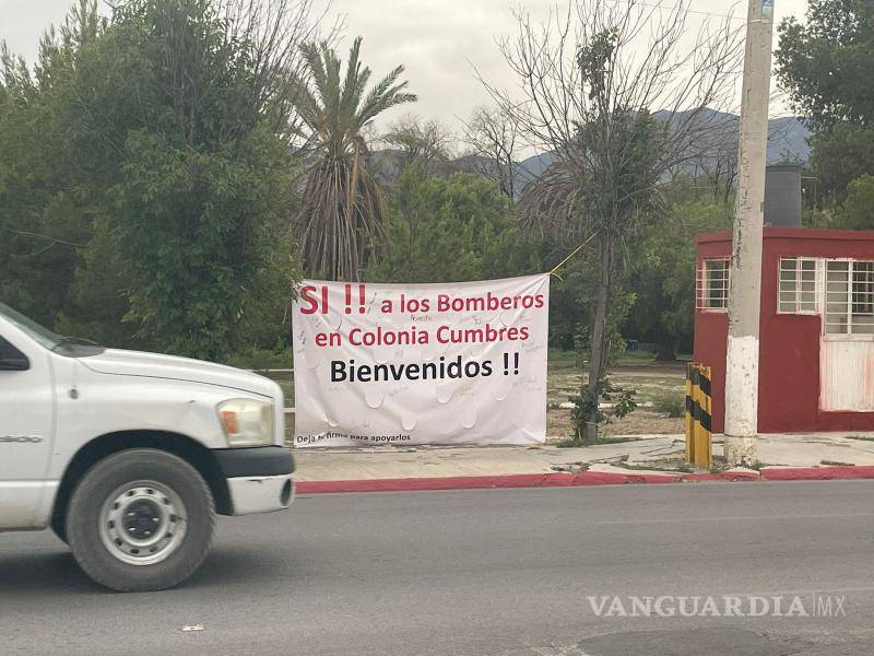 $!La lona fue colocada en apoyo a la base de bomberos en la zona.