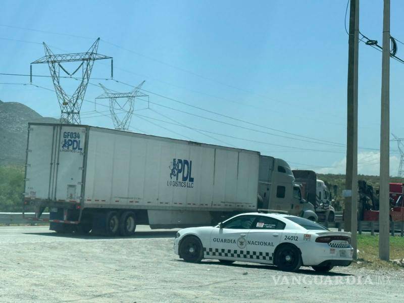 $!El operador fue localizado sin vida dentro de la cabina de su tractocamión, estacionado sobre la carretera Monterrey-Saltillo, en Ramos Arizpe.