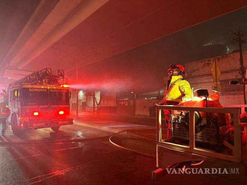 $!Incendio afecta tres bodegas en Monterrey, Nuevo León