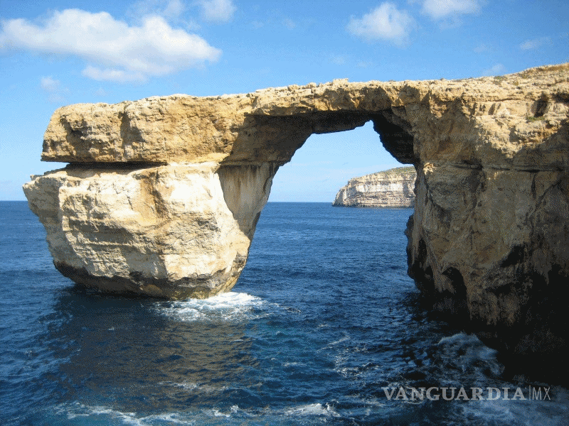 $!Fuerte temporal destruye la icónica Ventana Azul de Malta