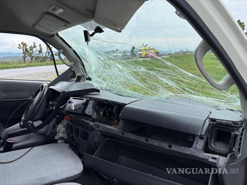 $!El vehículo de transporte de personal terminó con severos daños en la parte frontal.