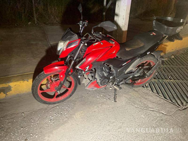 $!La moto del joven quedó al lado de la carretera.