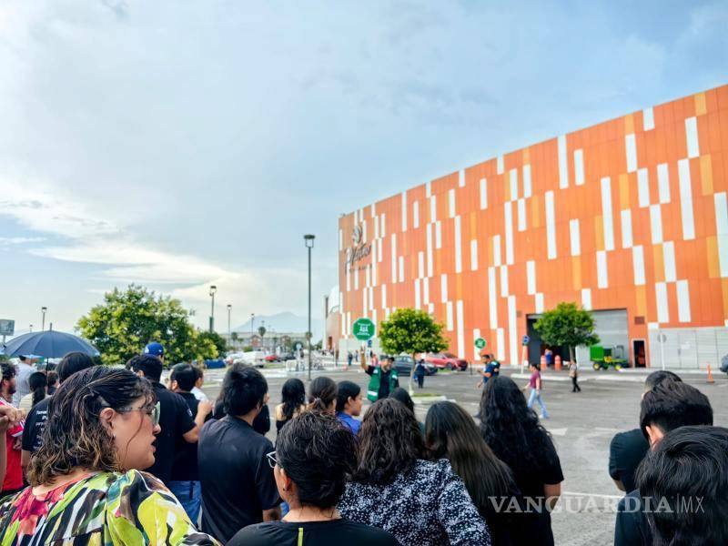 $!Personas que estaban en tiendas, cines y restaurantes fueron dirigidas a puntos de reunión.
