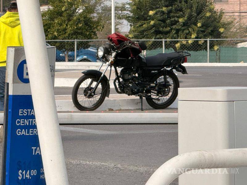 $!La motocicleta quedó detenida sobre la lateral del bulevar tras el impacto.