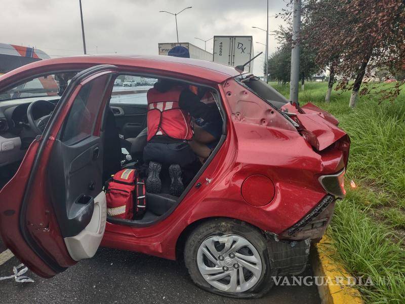 $!Paramédicos del cuerpo de bomberos atendieron al conductor en el lugar del accidente.