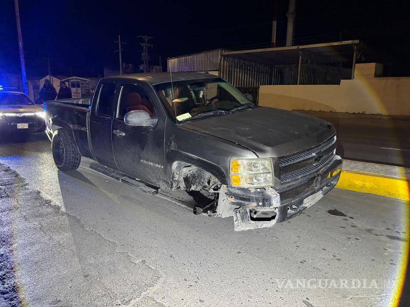 $!Una camioneta terminó con severos daños frontales tras impactarse contra una barrera de contención.