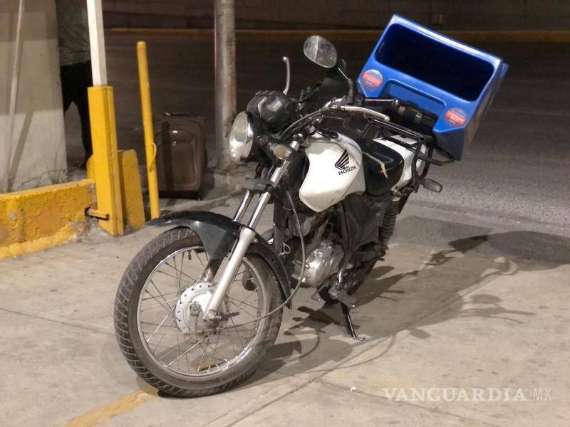 $!El repartidor de una pizzería cayó mientras pasaba un bordo en la lateral del periférico LEA. Fue trasladado a una clínica para recibir atención médica.