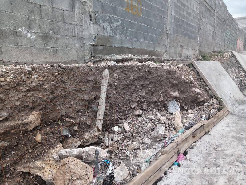 $!Vecinos de la colonia Teresitas denuncian daños estructurales causados por canal inconcluso.
