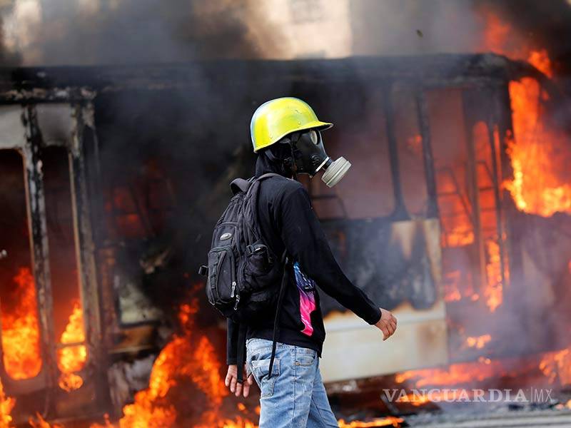$!Incendian 51 autobuses durante protestas en Venezuela