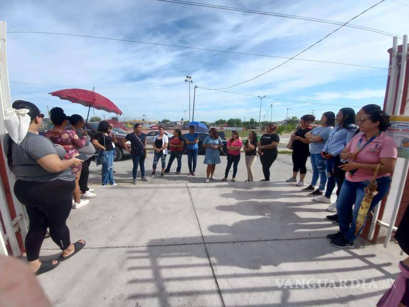 $!El grupo exigió al director de la escuela, que rinda cuentas de lo que hace con el dinero de las cuotas.