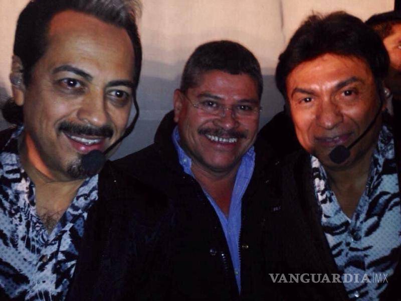 $!Aquí con dos íconos de la música regional, los Tigres del Norte.