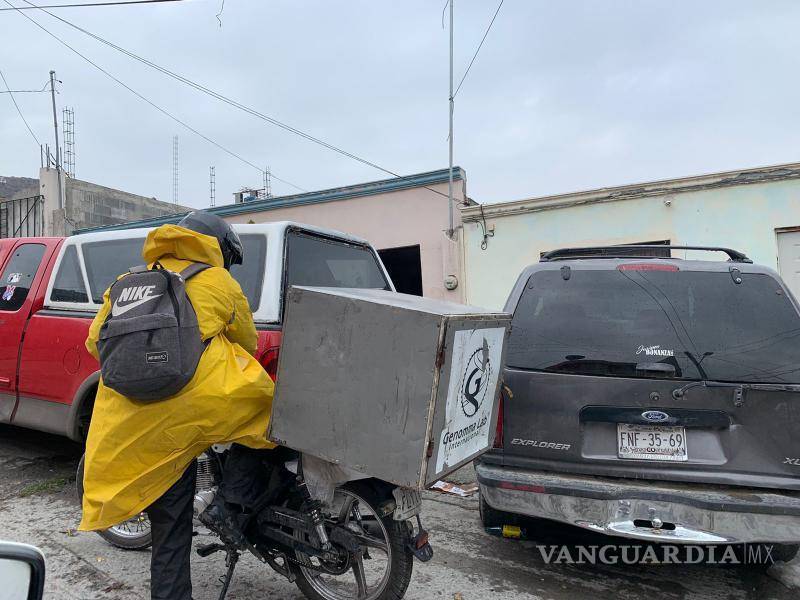 $!Repartidores denuncian poco apoyo de aplicaciones para insumos de higiene, ellos tienen que comprar sus productos y arriesgarse a contagios.