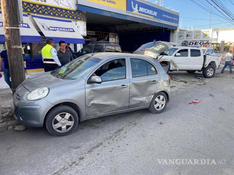 $!Elementos de Tránsito Municipal acudieron al lugar del choque para tomar conocimiento de los hechos.