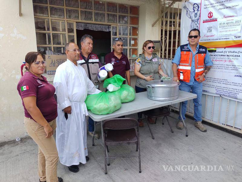 $!El párroco Paulo Sánchez y Angel Grimaldo, de Protección Civil, con apoyo de personal y feligreses; entregaron los apoyos.