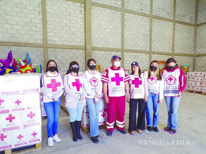 $!Labor. Voluntarios en la Cruz Roja ayudaron para acomodar el metrial en las bodegas.