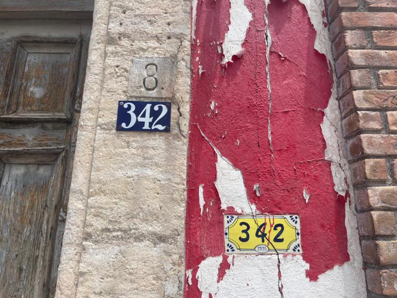 $!La casa donde vivió el pintor Rubén Herrera muestra un evidente deterioro en su fachada, especialmente en la puerta principal.