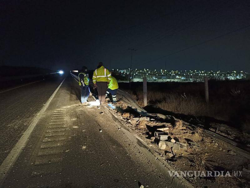 $!El tráiler impactó contra la viga metálica del muro de contención tras perder el control, antes de salirse del camino y detener su marcha en la terracería.