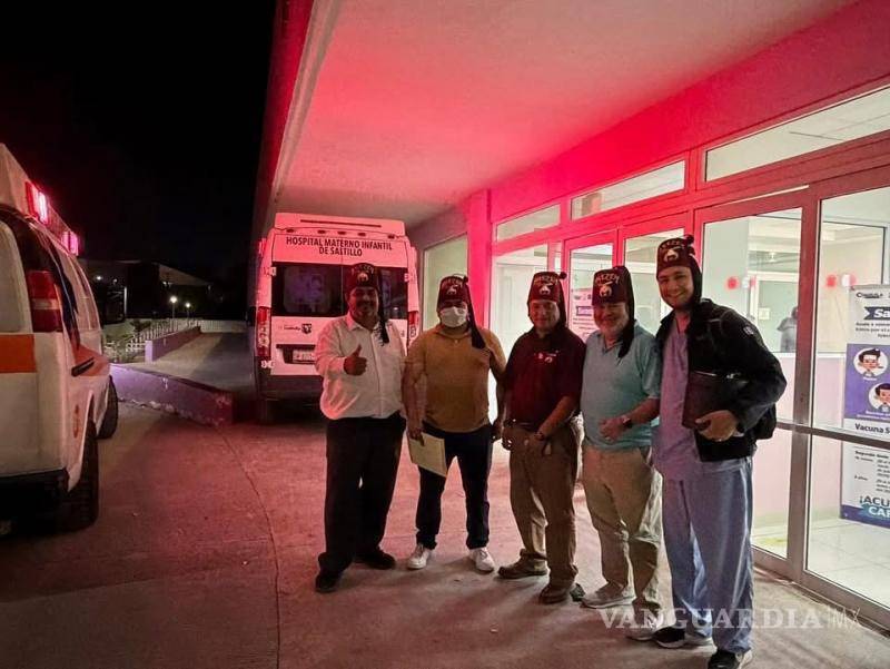 $!Paramédicos y personal especializado resguardaron el traslado de la paciente a Galveston.