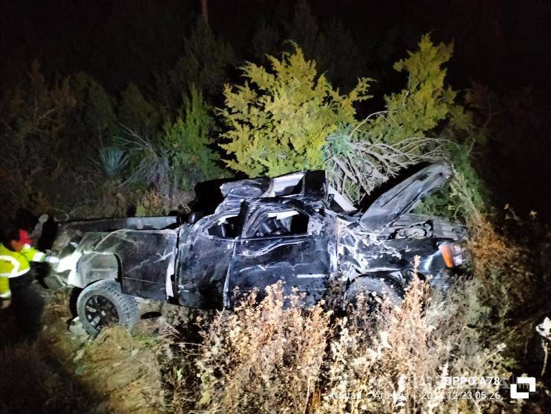 $!La camioneta GMC Sierra quedó destrozada tras volcar en un barranco en Arteaga.