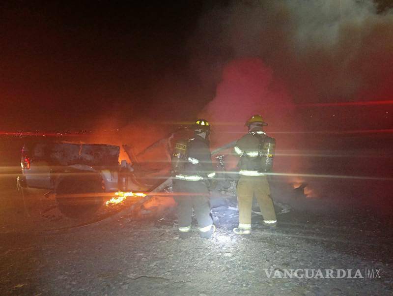 $!El fuego comenzó después de que el conductor detectara una gran cantidad de humo proveniente del área del motor.