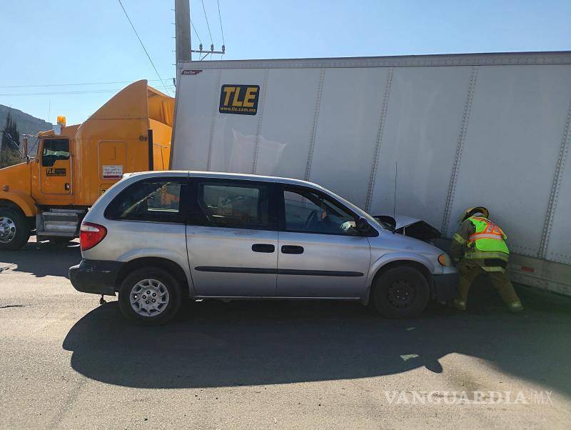 $!Una de las partes del tráiler golpeó una camioneta que se encontraba detenida, provocando crisis nerviosa y lesiones leves a su conductora.