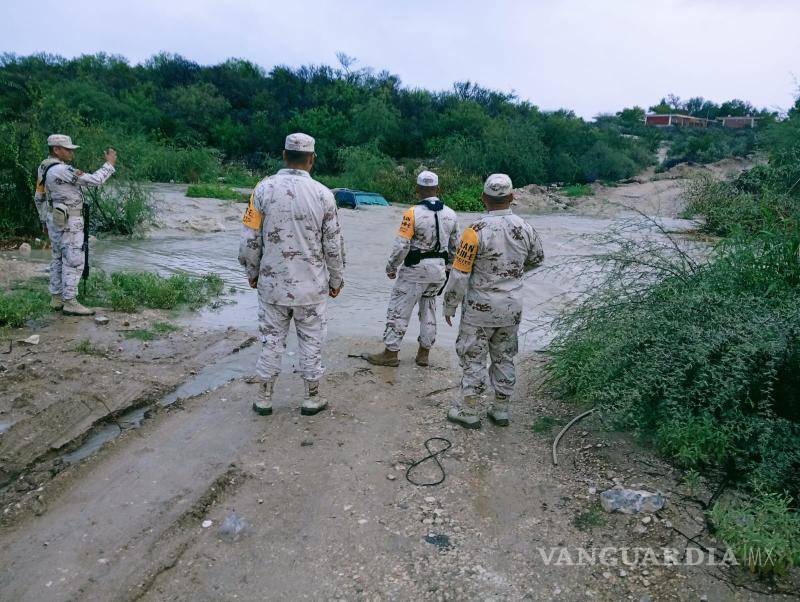 $!Ante las intensas lluvias registradas en el norte de Coahuila, personal del Ejercito Mexicano aplicó el Plan DN-III en auxilio a la población civil.