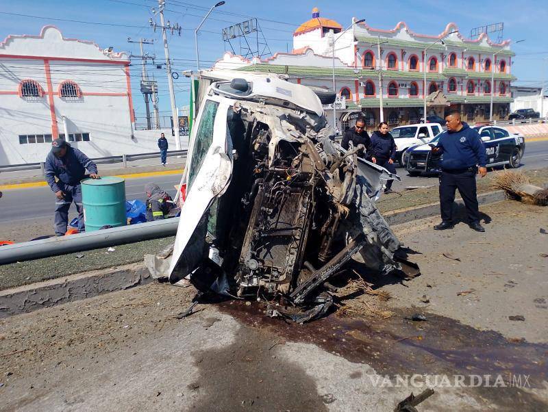 $!El accidente provocó la caída de una luminaria y daños a árboles del camellón.