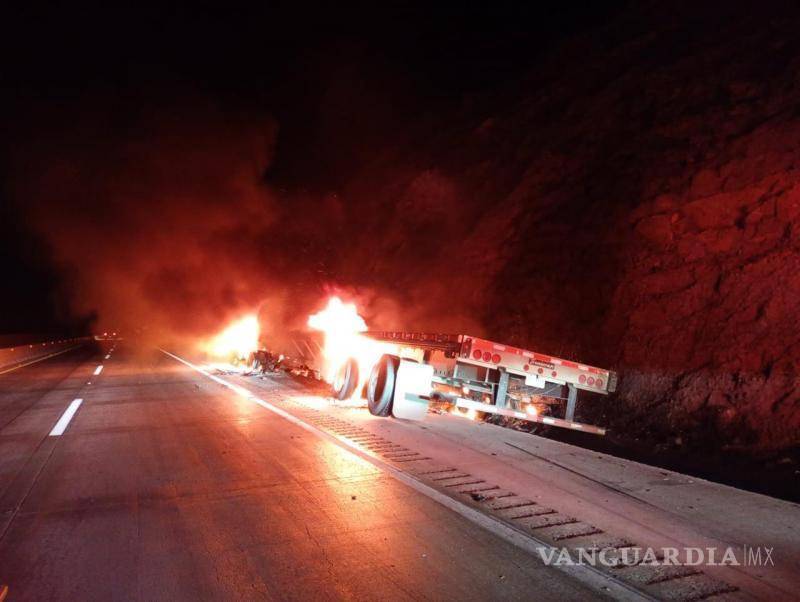 $!Tres unidades de bomberos de Ramos Arizpe acudieron para controlar el siniestro.