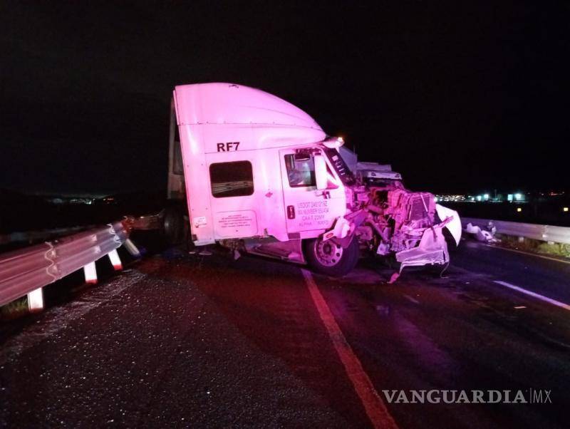 $!Paramédicos de Capufe valoraron al operador y descartaron lesiones graves.