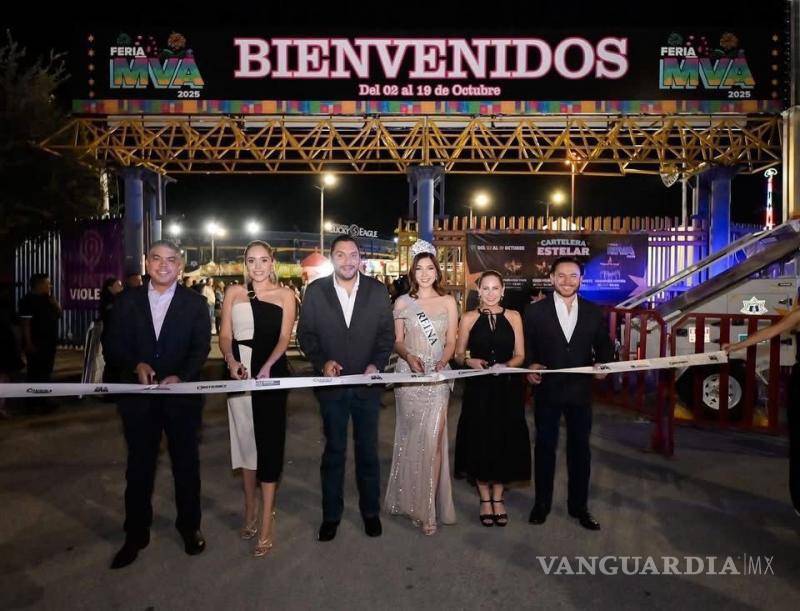 $!El alcalde Carlos Villarreal Pérez encabezó el corte de listón en el estadio Kikapoo Lucky Eagle.